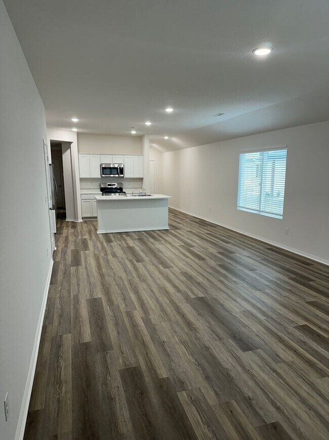 Foto del edificio - *Pre-leasing* NEWER Three Bedroom | Two Bath Home in White Oak Crossing