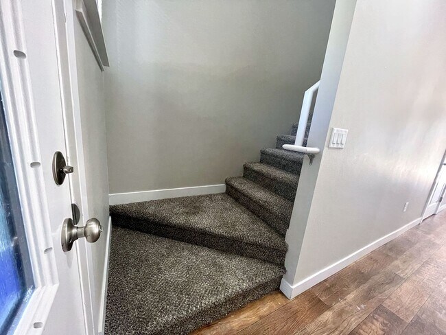 Building Photo - 2 Story Townhouse with Washer/Dryer, Fence...