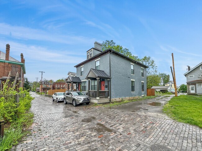Building Photo - Newly Renovated 2 Bed, 2.5 Bath Furnished Home in Columbus
