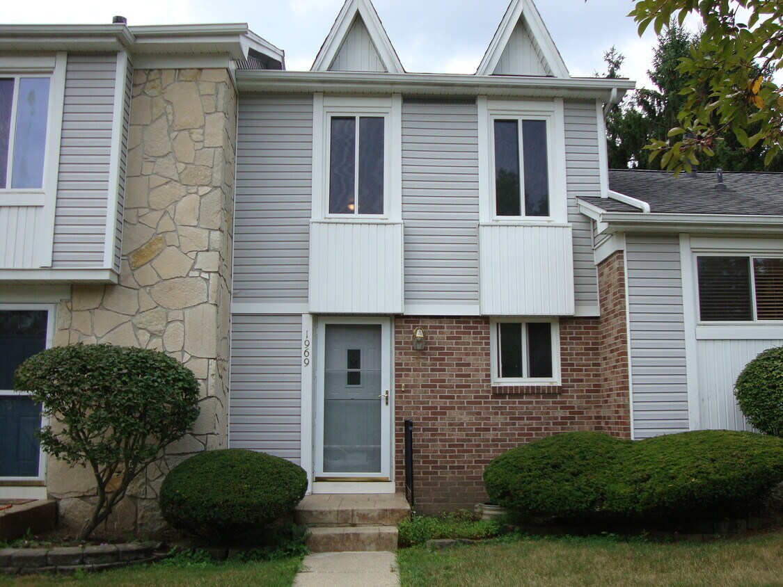 1969 Lac Du Mont Dr, Haslett, MI 48840 Townhome Rentals in Haslett MI