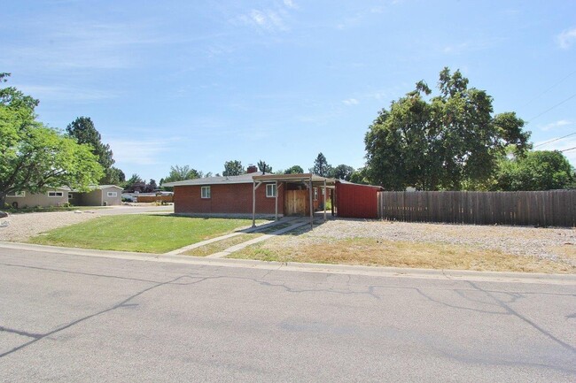 Building Photo - 4011 W Greenbrier Dr