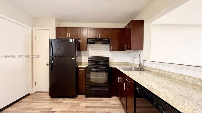 Foto del edificio - 879 NE 195th St