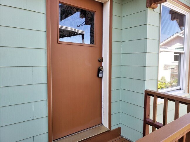 Photo - 5833 Woodlawn Ave N House