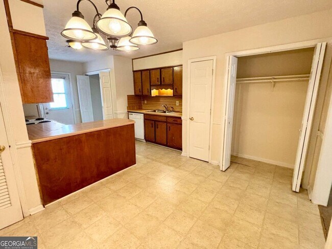 Building Photo - 516 Whitehall Ln