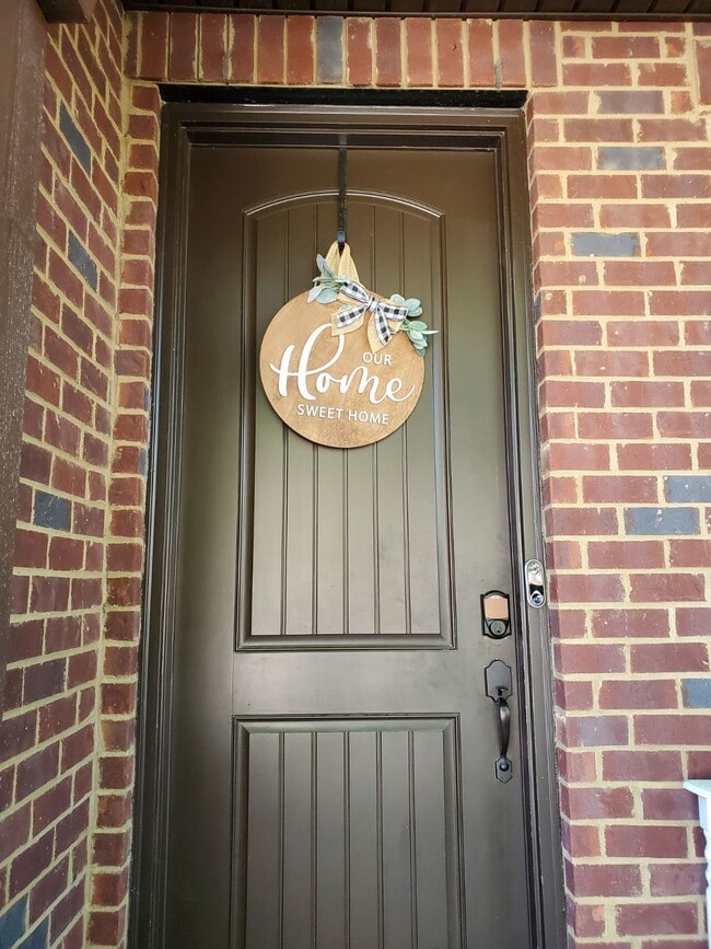 Building Photo - Beautiful 3BR/2.5BA townhome with all the ...