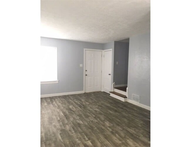 Building Photo - Renovated 2 bdr/1 bath duplex across from ...