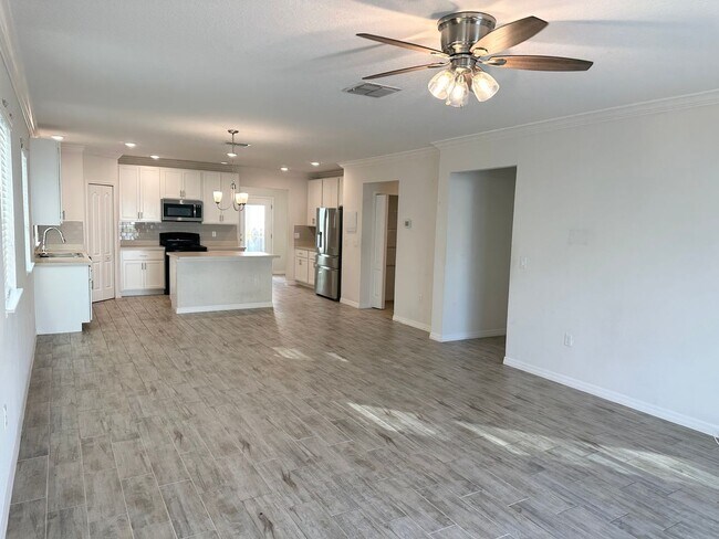 Foto del edificio - FOR RENT - 4 BEDROOM/ 2 BATHROOM HOUSE WITH POOL IN DAVENPORT