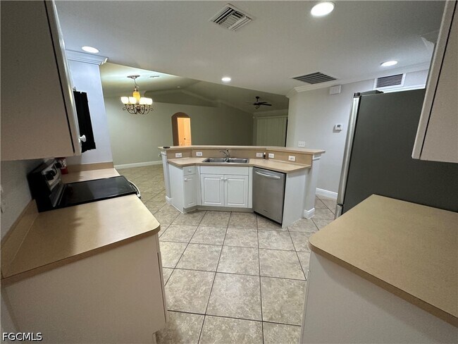 Foto del edificio - 1706 Kismet Pkwy E