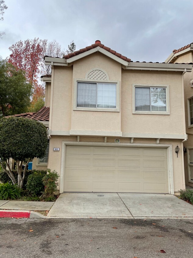 front - 802 Bond Pl