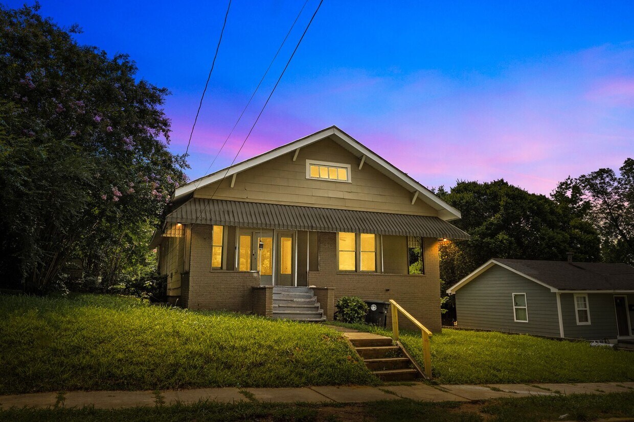 Primary Photo - Charming 3 Bedroom, 2 Bathroom house