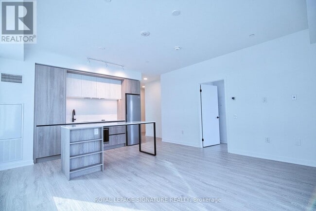 Photo du bâtiment - 2495 Eglinton Ave W