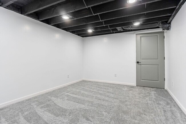 Foto del edificio - Unique opportunity 5 bedroom / 3 bath or j...
