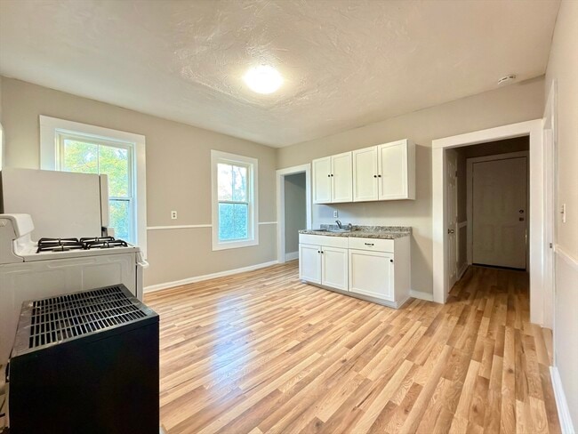 Building Photo - 16 1/2 Winslow St