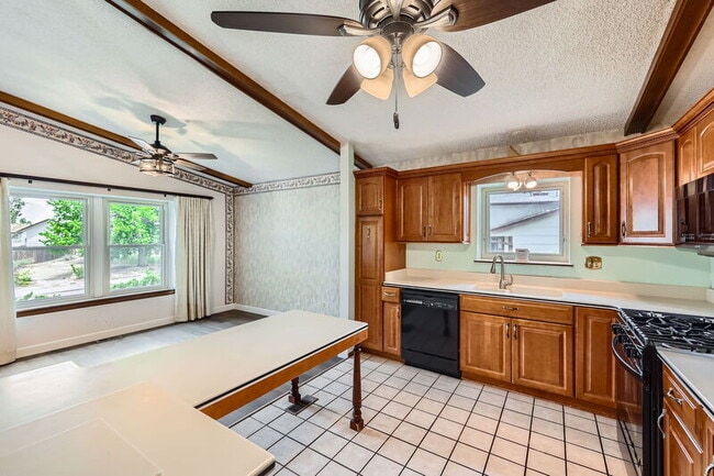 Building Photo - 7649 Safari Cir