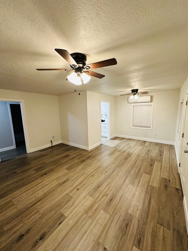 Foto del edificio - 1274 N Cedar St