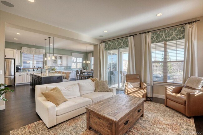Building Photo - Beautiful Spacious 4 bed/4.5 bathroom in B...