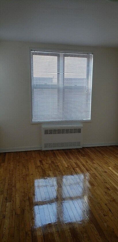 Foto principal - 102-45 62nd Rd