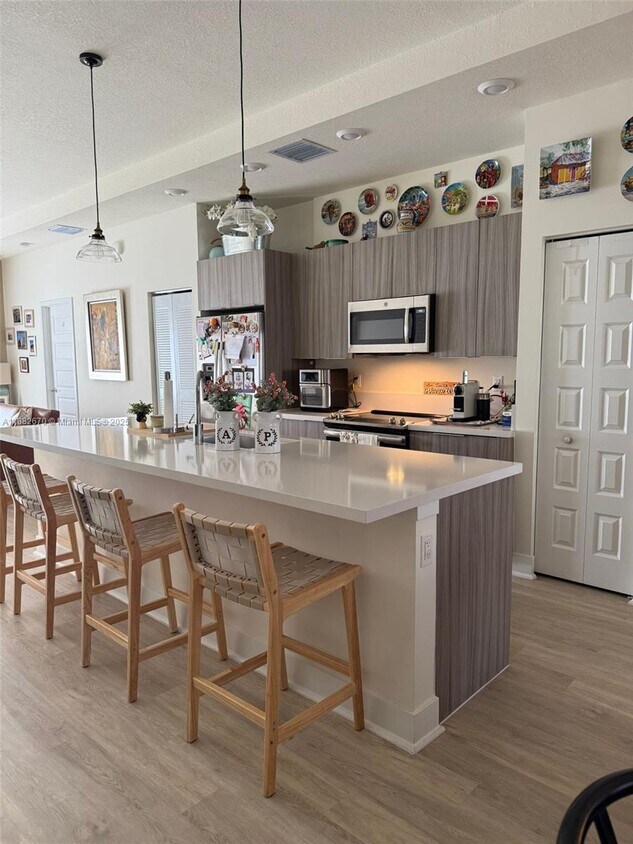 Foto principal - 7819 NW 104th Ave