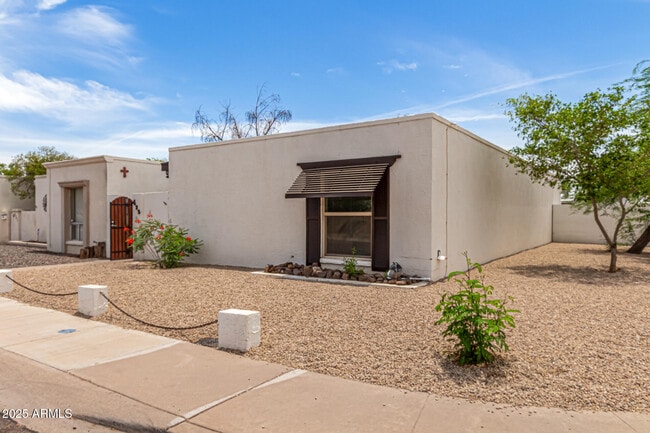 Building Photo - 425 W Pebble Beach Dr