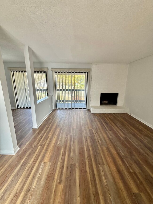 Foto del edificio - ONE MONTH RENT FREE Fully Renovated 2 Bed, 2 Bath Condo in South Charlotte
