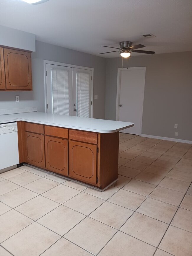 Foto del edificio - 4 Bedroom 2 bathroom Home available to ren...