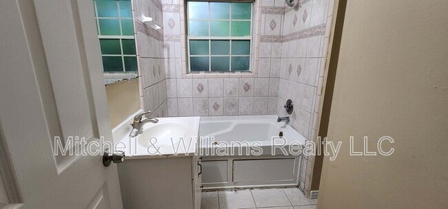 Building Photo - 5067 Kerle St