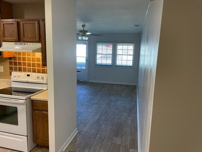 Building Photo - 860 Apache Trail