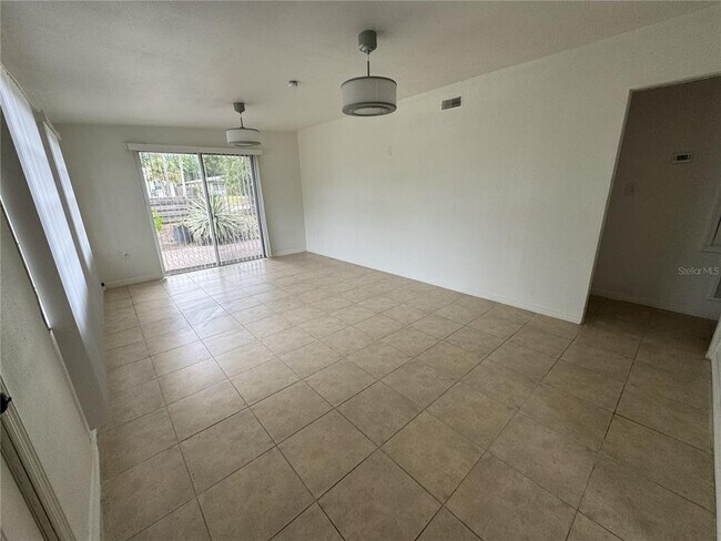 Foto del edificio - 4680 Royal Palm Ave