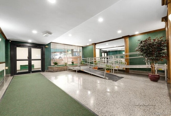 Foto del edificio - 102-55 67th Dr