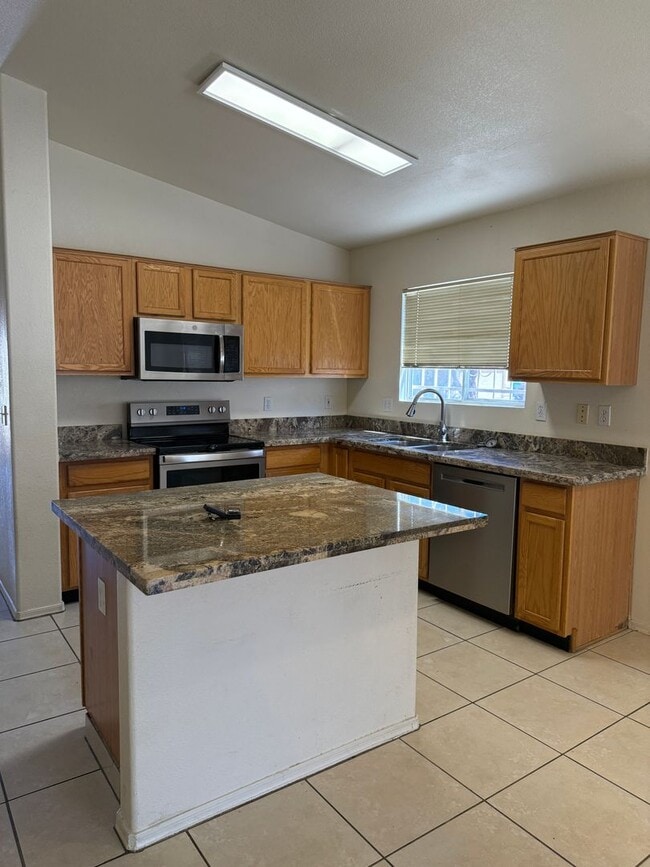 Building Photo - Delightful East Side 3 bedroom/2 bath Home...