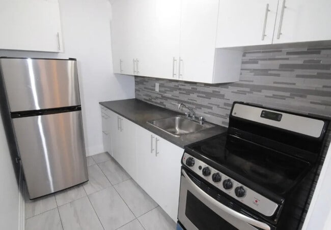 Building Photo - 168 Erskine