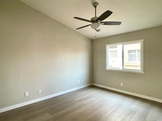 Building Photo - Newhall - 3 bedroom, 2.5 bath condo