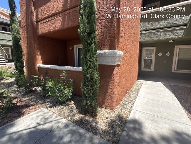 Building Photo - 1 Bedroom Condo on First Floor!