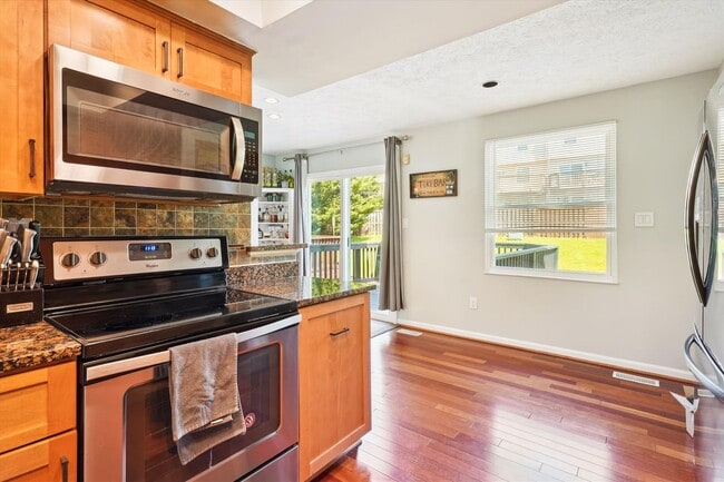 Building Photo - Charming 3BR/3.5BA Amberfiled Townhome in ...