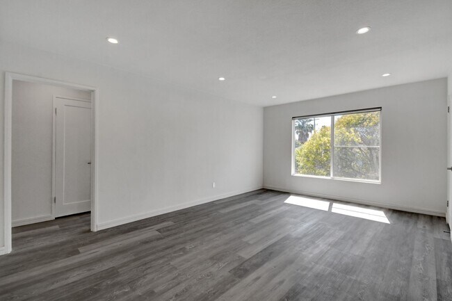 Building Photo - 2 BD Room Apartment in Redwood City