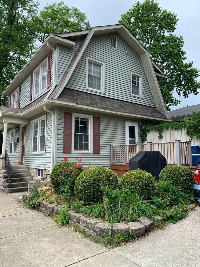 Foto del edificio - Beautiful, Historical 3 Bedroom House - Available August 2027!