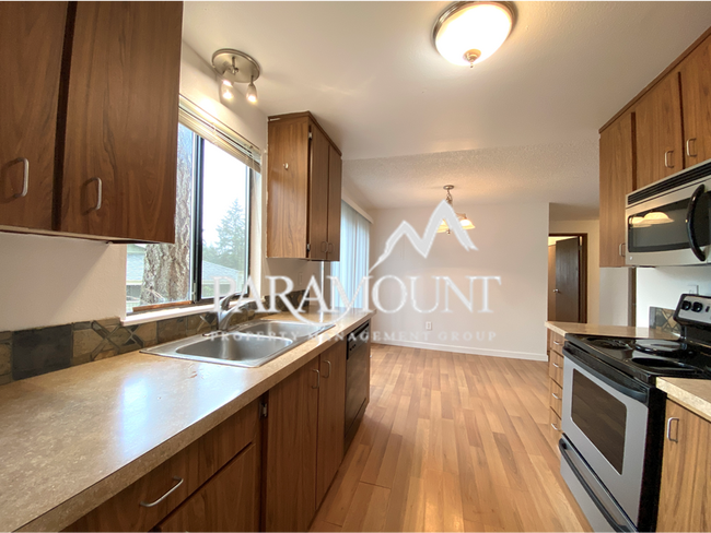 Building Photo - Newly Renovated 3 Bedroom! Lawncare Included!