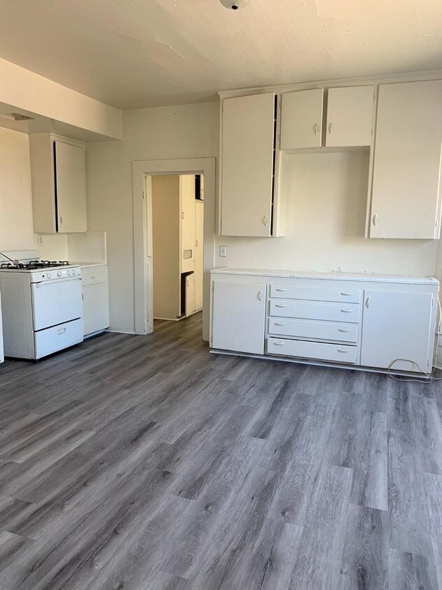 Building Photo - Spacious Craftsman Style Home