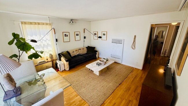 Building Photo - 941 Robinson St