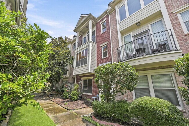 Foto del edificio - "Chic Urban Living: Spacious 2-Bed, 2-Bath Townhouse in Houston's Heart!"