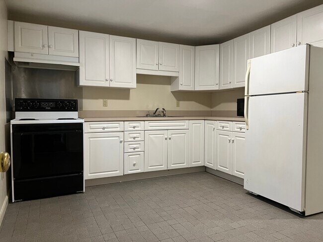 Kitchen - 125 Franklin St