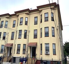 Building Photo - 132 Griffith St