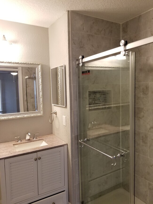 Baño principal - 8800 Latrec Ave