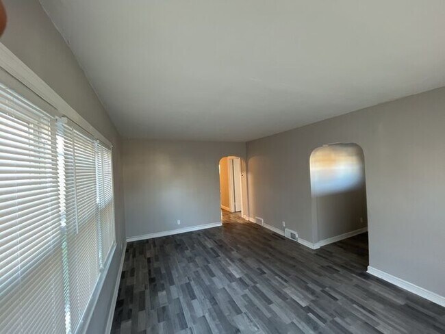 Building Photo - Beautiful Southside Home