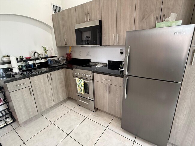 Building Photo - 9940 SW 146th Ct
