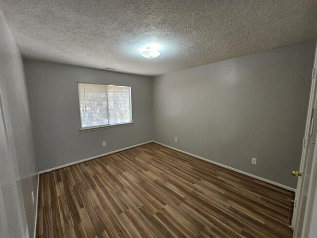 Foto del edificio - 3706 Nutwood Ln