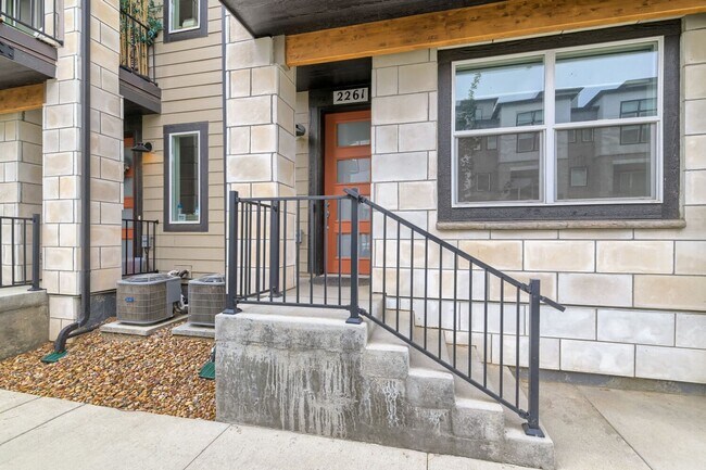 Foto del edificio - Modern 3-Bedroom Townhome in the Heart of Superior