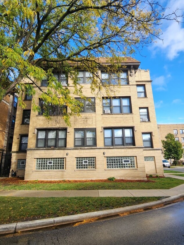 Primary Photo - East Rogers Park Three Bedroom/Two Bath *I...