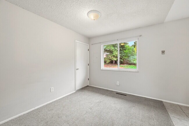 Foto del edificio - $1,945.95- 3-bed/1.5-bathroom home in Colorado Springs with a spacious fenced-in yard!