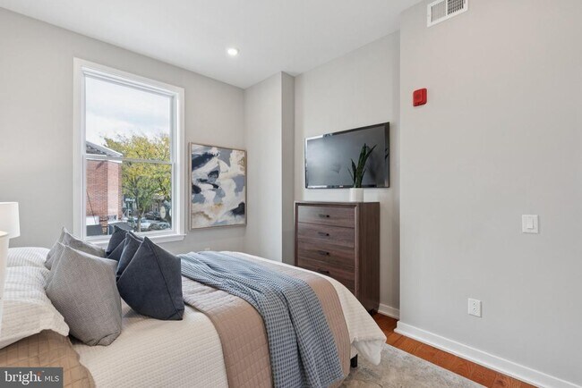 Foto del edificio - 100 Forrest Ave